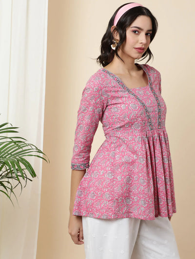 COTTON SHORT LENGTH LENGTH PRINTED 3/4 SLEEVE SQUARE TOP