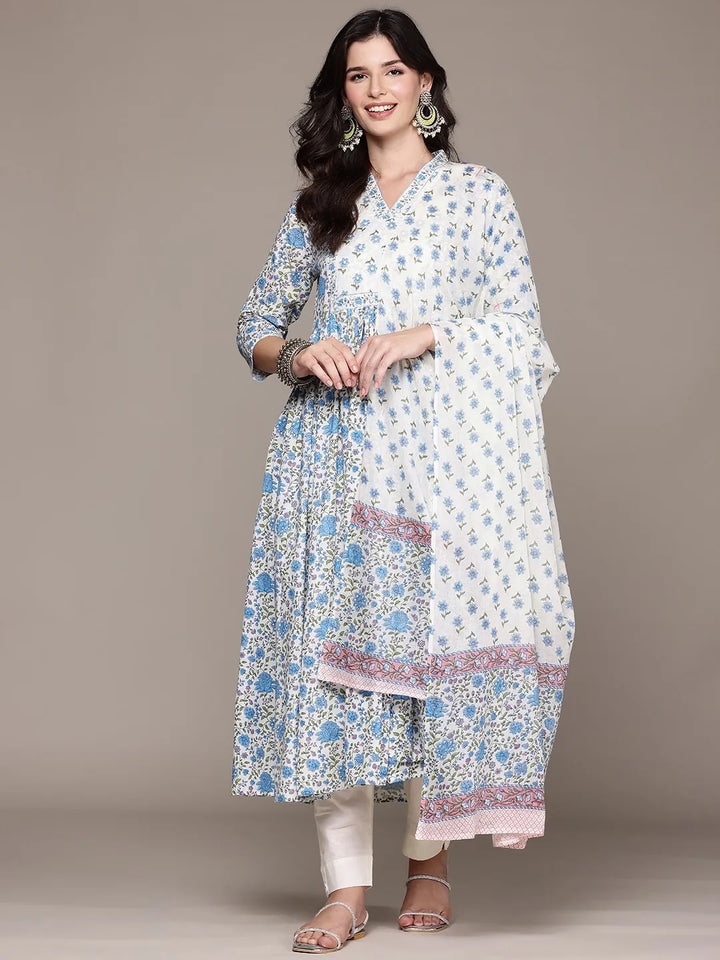 Printed kurta with Pants and Dupatta with Aari work