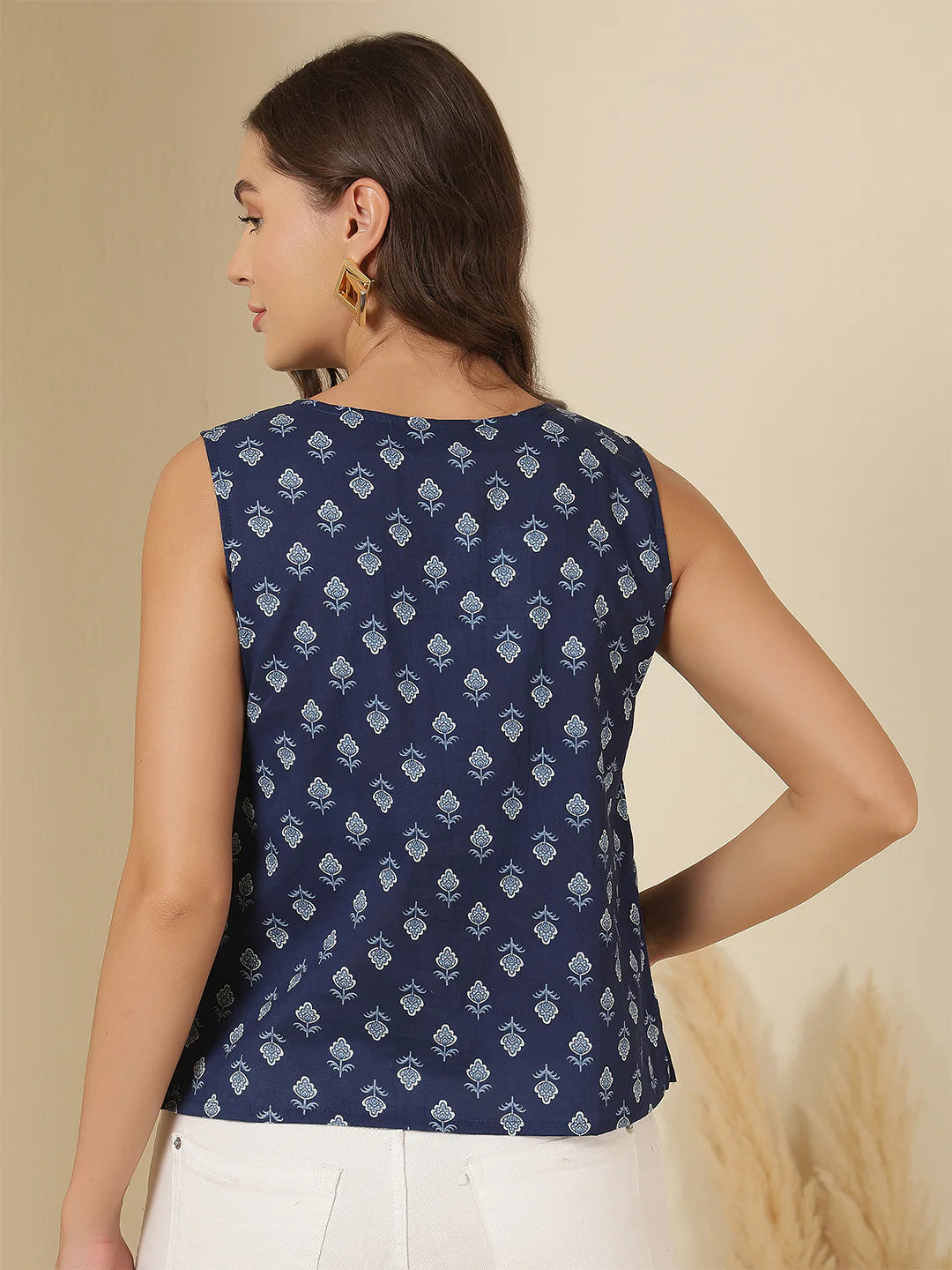 Notch shell top in Neela Tara